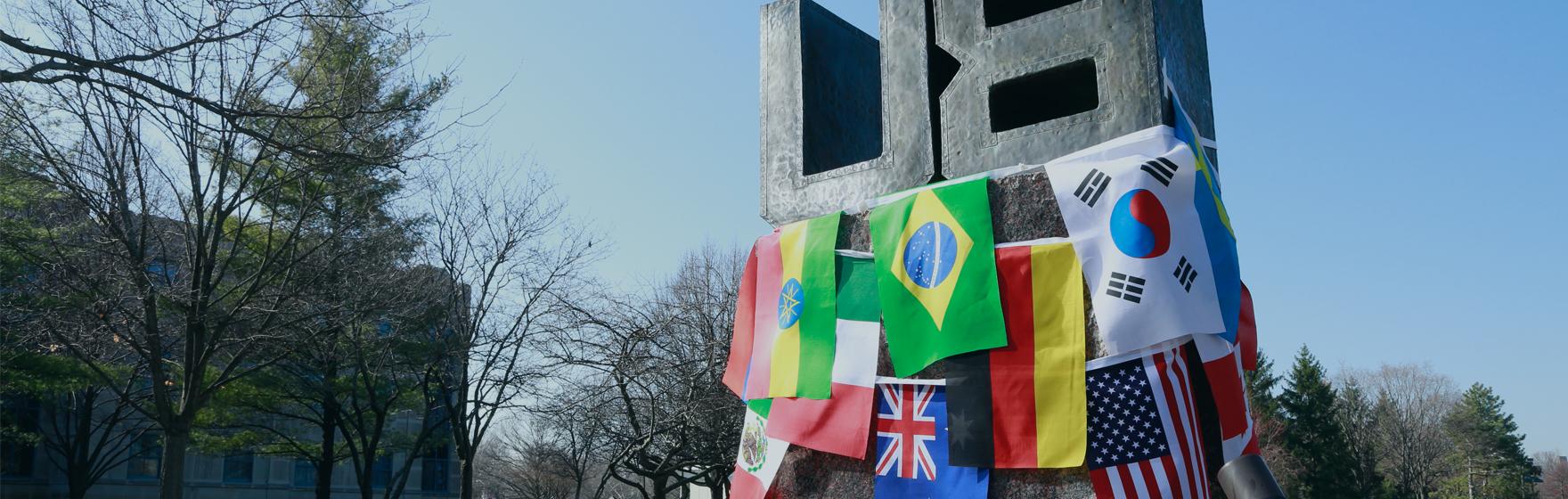 亚洲博彩平台排名的雕像和旗帜
